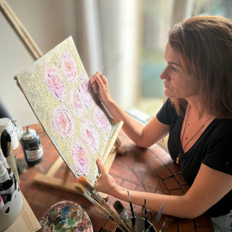 Annabel, artiste peintre Maison Cyrabel, dans son atelier à Cannes