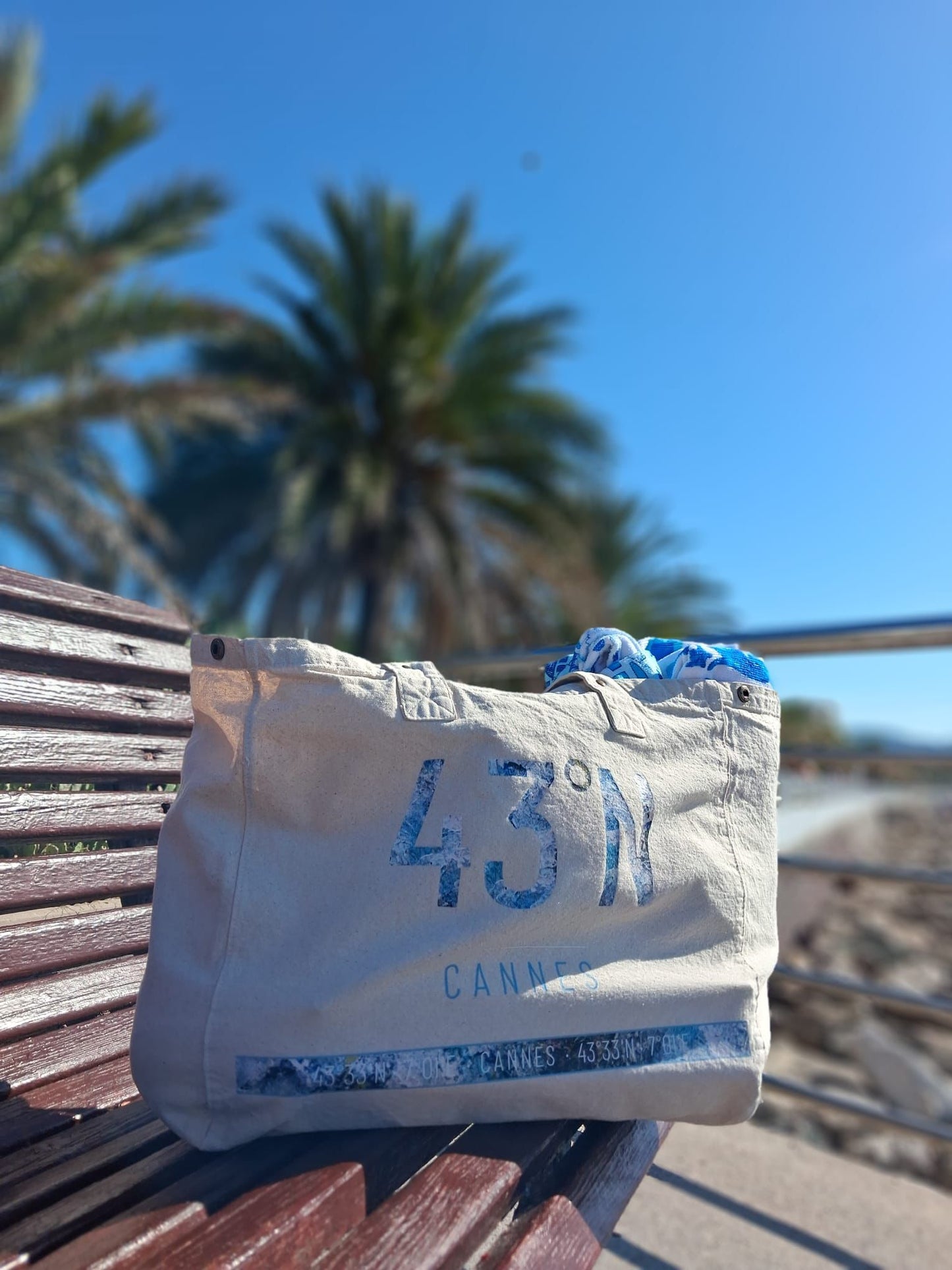 Maxi cabas 43°N azur sur écru — coordonnées 43°33′N · 7°01′E, Made in Cannes