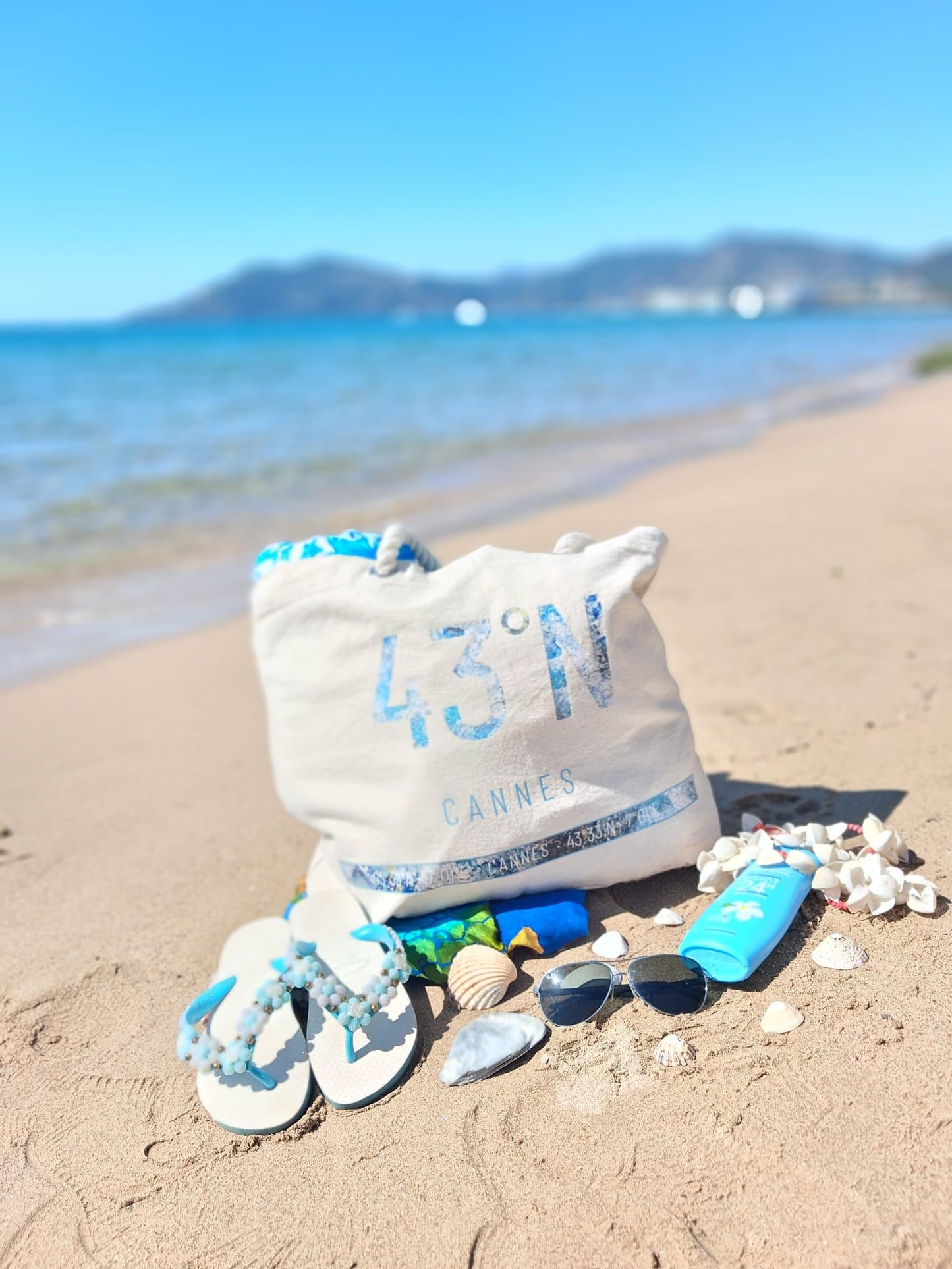 Cabas 43°N azur, anses corde — motif issu d'une toile originale d'Annabel, imprimé à Cannes