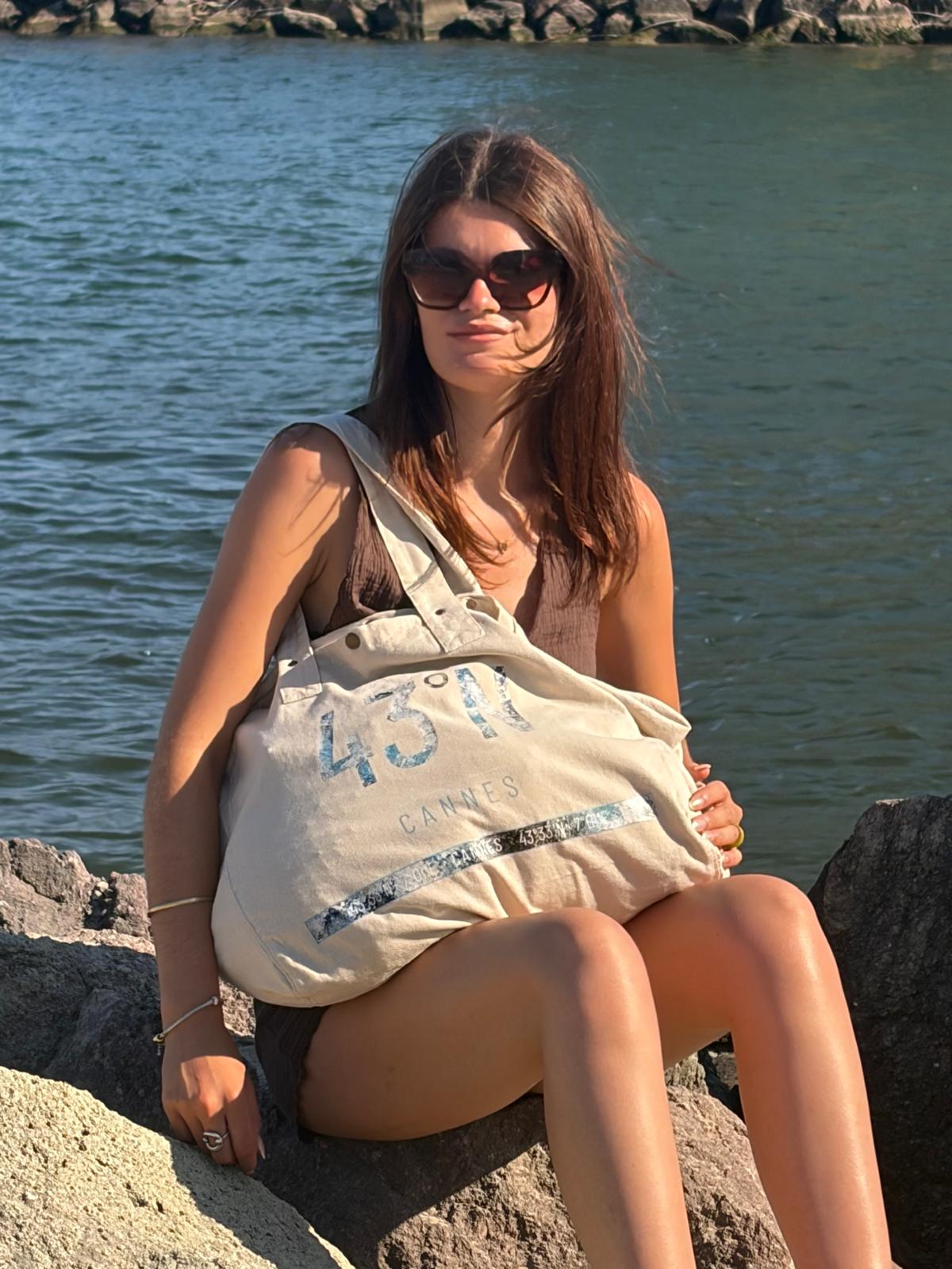 Maxi cabas 43°N azur sur écru, Maison Cyrabel — motif issu d'une toile originale d'Annabel, imprimé à Cannes