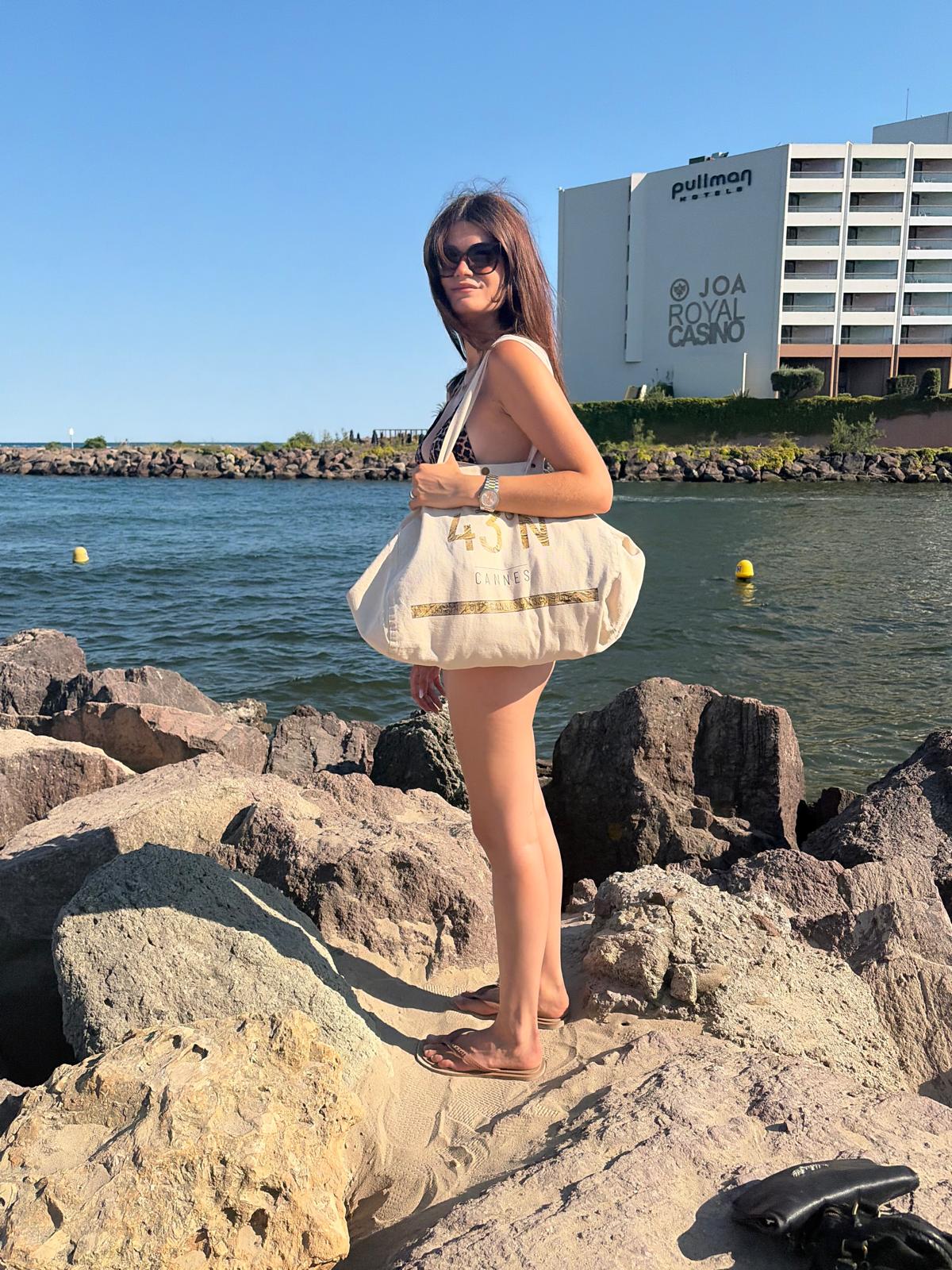 Maxi cabas 43°N doré sur écru, Maison Cyrabel — motif issu d'une toile originale d'Annabel, imprimé à Cannes