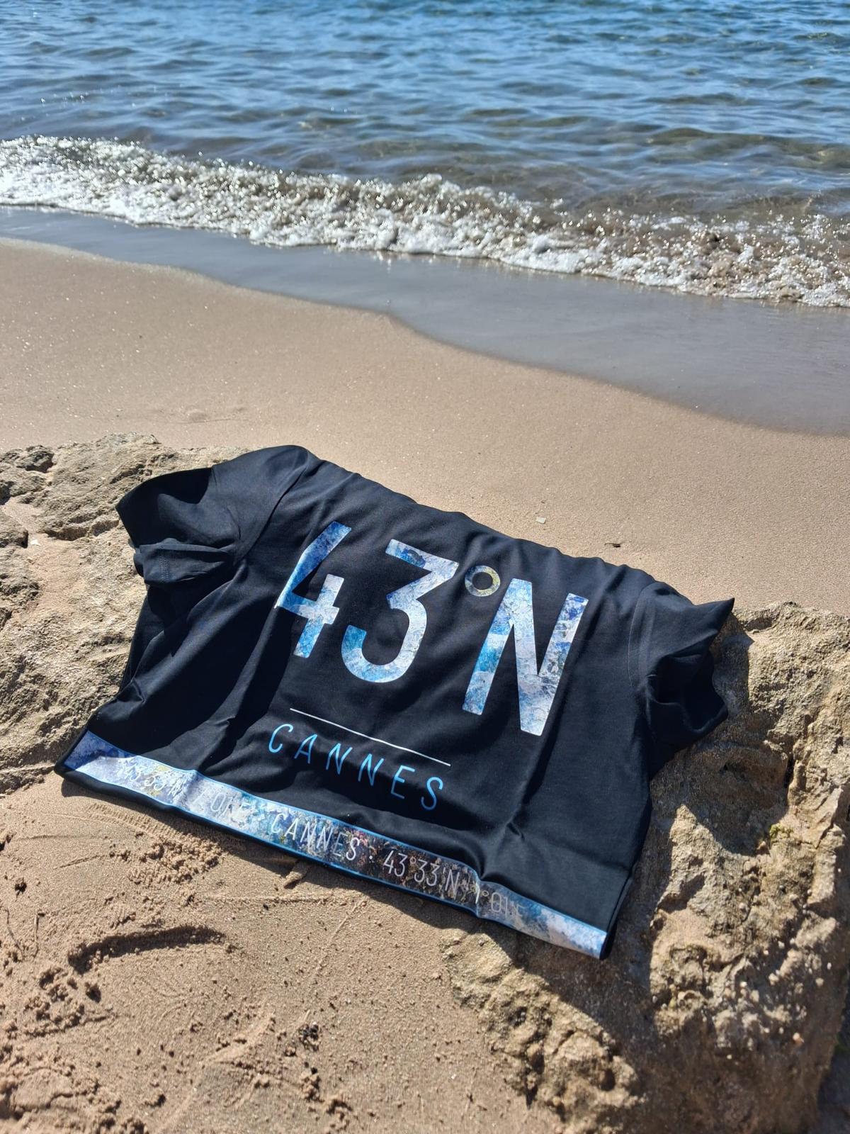 Tee-shirt 43°N azur sur noir — coton bio 155 g/m², capsule 43°N Les Estivales