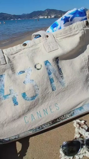 Maxi cabas 43°N azur sur écru — le sac en mouvement, capsule 43°N Les Estivales