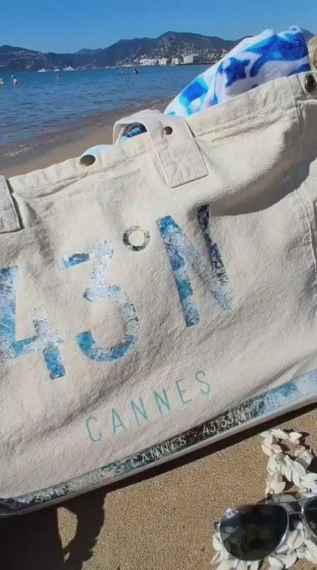 Maxi cabas 43°N azur sur écru — le sac en mouvement, capsule 43°N Les Estivales